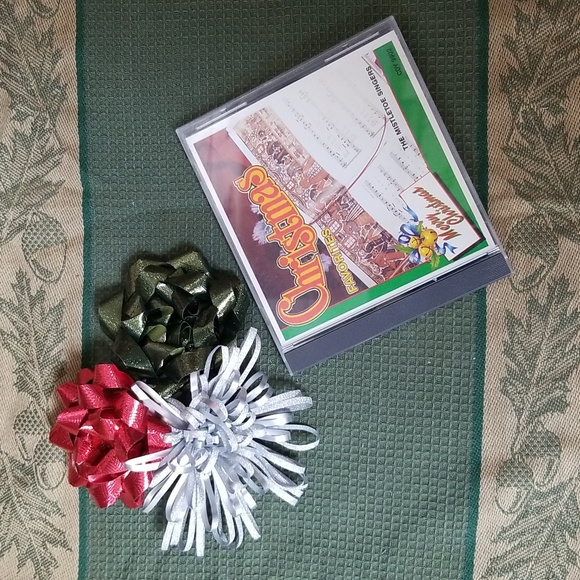 🎄THE MISTLETOE SINGERS CHRISTMAS CD - Picture 1 of 5